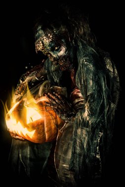Cadılar Bayramı. Korkunç zombi gelini bir gece mezarlığı üzerinde bir balkabağı fener tutar. 