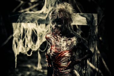 Ölü gelin kadını terk edilmiş bir mezarlık. Zombi gelini. Cadılar Bayramı.