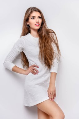 Stüdyoda poz veren güzel ve tatlı bir genç bayan. Moda konsepti.