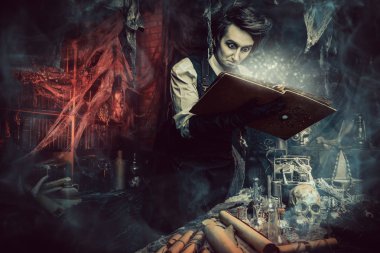 Laboratuvarında çalışan bir ortaçağ bilim adamı portresi. Simyacı. Cadılar Bayramı.