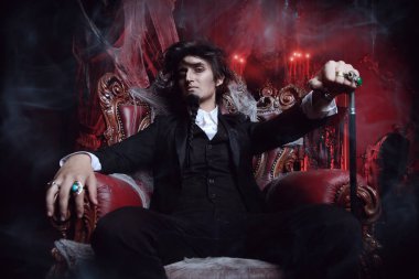 Cadılar Bayramı. Eski terk edilmiş kalede siyah tailcoat gizemli kasvetli adam. Karanlık Lord. Vampir adam. 