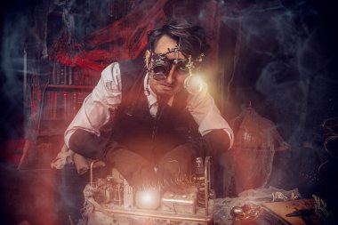 Bilim adamı mucit steampunk laboratuvarında çalışıyor. Bilim kurgu kavramı. Cadılar Bayramı.