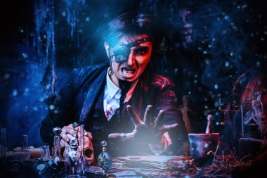 Laboratuvarında çalışan bir ortaçağ bilim adamı portresi. Simyacı. Cadılar Bayramı.