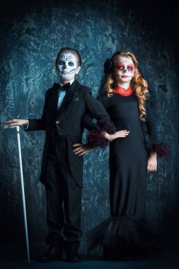 Çocuk kostümleri Calavera Catrina ve iskelet portresi. Halloween Karnavalı. Dia de los muertos. Ölülerin günü.