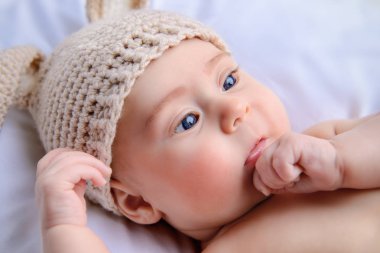 Tavşan kostüm battaniyeye yatarken şirin bebek. Aile kavramı. Paskalya tatili.