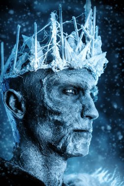 The King zombie savaşçı Ortaçağ şövalye zırh yakın çekim portre karla kaplı. Cadılar Bayramı. Korku fantastik film.