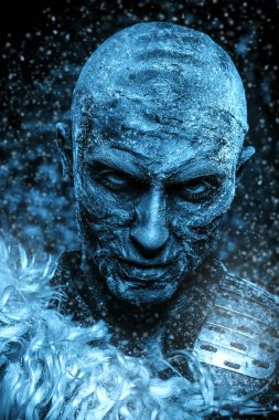 Yakın çekim bir zombi adam portresi karla kaplı. Cadılar Bayramı. Korku filmi.