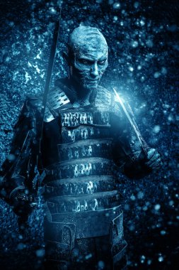 Cadılar Bayramı. Donmuş kar kaplı zombi savaşçı Ortaçağ şövalye zırh.