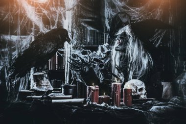 Kuzgun korkunç sihirbazla. Cadılar Bayramı. Korku filmi.