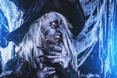 Korkunç Sihirbazı. Cadılar Bayramı. Korku filmi.