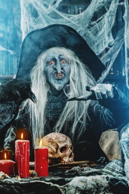 Kuzgun korkunç sihirbazla. Cadılar Bayramı. Korku filmi.