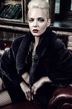 Ardiles poz lüks kürk paltolu güzel bir kadın portresi. Lüks, zengin yaşam tarzı. Ateş moda.