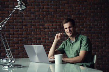 Mutlu bir adam ofisinde. İş ve iş. Çalışma alanı.