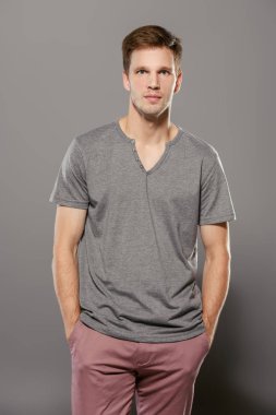 Bir t-shirt güzel bir adam. Rahat tarzı. Moda kavramı.