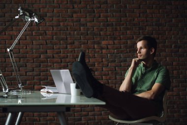 Ofisinde bir adam. İş ve iş. Çalışma alanı.