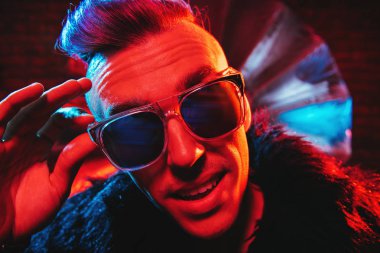 Çılgın disko adam portresi. Parti, disko. Renkli ışık.