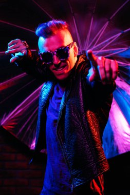 Çılgın disko adam portresi. Parti, disko. Renkli ışık.