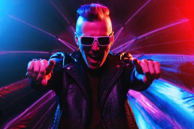 Çılgın disko adam portresi. Parti, disko. Renkli ışık.