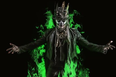 Bir kafatası makyaj bir kuyruk-kat ve bir silindir şapka giymiş olan bir adam. Baron Cumartesi. Baron Samedi. Dia de los muertos. Ölülerin günü. Cadılar Bayramı.