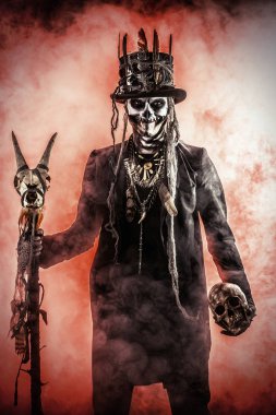 Bir kafatası makyaj bir kuyruk-kat ve bir silindir şapka giymiş olan bir adam. Baron Cumartesi. Baron Samedi. Dia de los muertos. Ölülerin günü. Cadılar Bayramı.