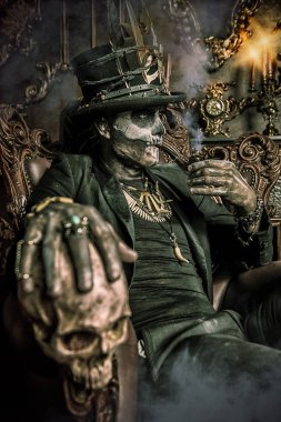 Cadılar Bayramı. Bir kuyruk-ceket giyinmiş bir adam bir kafatası makyaj ile ve eski kale silindir şapka olduğunu. Baron Cumartesi. Baron Samedi. Dia de los muertos. Ölülerin günü. Eski vintage iç.