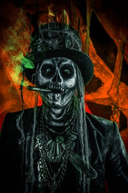Baron Cumartesi. Baron Samedi. Bir kafatası makyaj bir kuyruk-kat ve bir silindir şapka giymiş olan bir adam. Dia de los muertos. Ölülerin günü. Cadılar Bayramı.