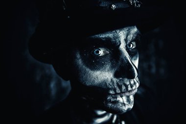 Bir adamın bir kafatası makyaj ile yakın çekim portre bir kuyruk-kat ve bir silindir şapka giymiş. Baron Cumartesi. Baron Samedi. Dia de los muertos. Ölülerin günü. Cadılar Bayramı.