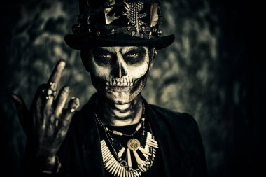 Bir kafatası makyaj bir kuyruk-kat ve bir silindir şapka giymiş olan bir adam. Baron Cumartesi. Baron Samedi. Dia de los muertos. Ölülerin günü. Cadılar Bayramı.
