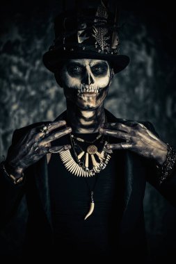 Bir kafatası makyaj bir kuyruk-kat ve bir silindir şapka giymiş olan bir adam. Baron Cumartesi. Baron Samedi. Dia de los muertos. Ölülerin günü. Cadılar Bayramı.