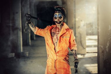 Deli şeytani palyaço adam kan lekeli. Cadılar Bayramı. Korku, gerilim filmi.