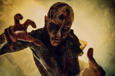 Ürpertici korkunç zombi. Cadılar Bayramı. Korku filmi.