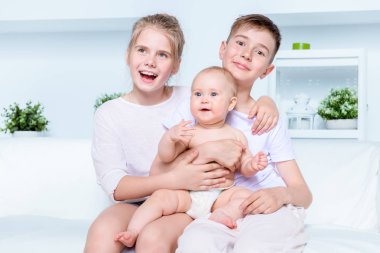 Evde mutlu neşeli çocuklar portresi. Aile kavramı.