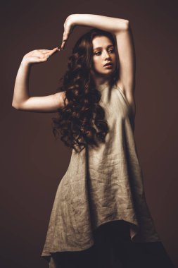 Uzun kıvırcık kırmızı saçlı modern on beş yaşındaki kız stüdyoda dans ediyor. Güzellik, moda. Vogue dans.