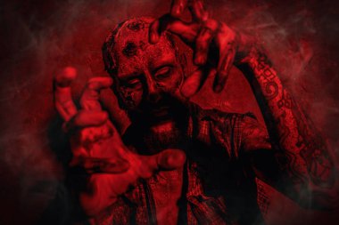 Kırmızı ışıkta ürpertici korkunç zombi. Cadılar Bayramı. Korku filmi.