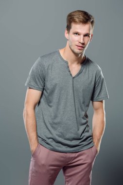 Bir t-shirt güzel bir adam. Rahat tarzı. Moda kavramı.