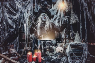 Bir cadı büyü hazırlanıyor. Halloween kılık. Korku filmi.