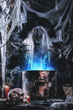 Bir cadı büyü hazırlanıyor. Halloween kılık. Korku filmi.