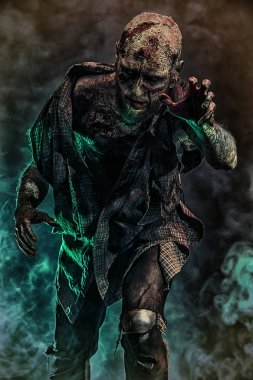 Ürpertici korkunç zombi. Cadılar Bayramı. Korku filmi.