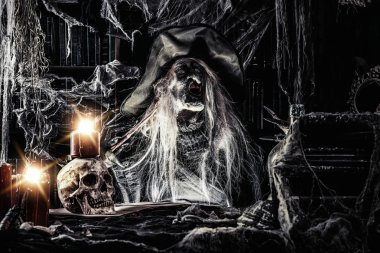 Sihirli bir sopa tutan bir cadı. Cadılar Bayramı. Korku filmi.