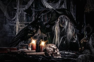 Kuzgun korkunç sihirbazla. Cadılar Bayramı. Korku filmi.