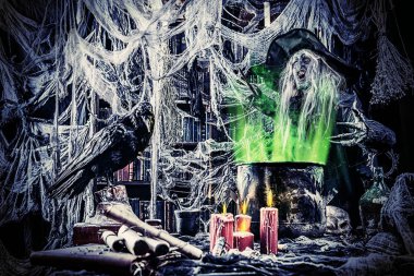 Kuzgun korkunç sihirbazla. Cadılar Bayramı. Korku filmi.