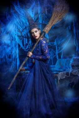 Şatoda bir cadı. Cadılar Bayramı. Kutlama.