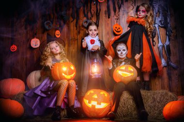 Karnaval kostümleri Cadılar Bayramı üzerinde komik çocuk. Cadılar Bayramı partisi ile kabak.