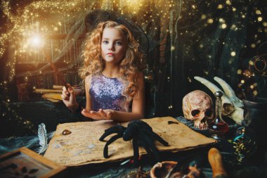 Güzel büyüleyici küçük cadı onu ininde çağrıştırıyor. Cadılar Bayramı. 