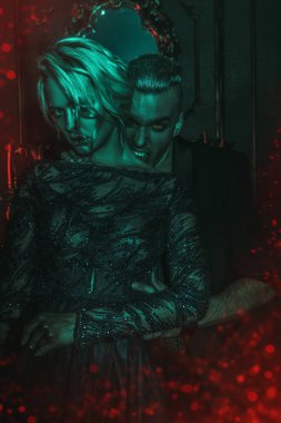 Vampirler güzel bir çift iç duruyor. Klasik tarzı. Güzellik, moda.