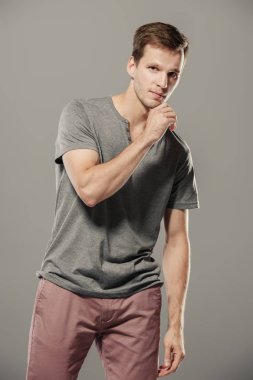 Bir t-shirt güzel bir adam. Rahat tarzı. Moda kavramı.