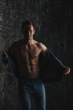 Güzel bir adam bir stüdyoda. Rahat tarzı. Moda kavramı.