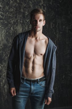 Güzel bir adam bir stüdyoda. Rahat tarzı. Moda kavramı.