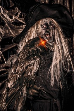 Kuzgun korkunç sihirbazla. Cadılar Bayramı. Korku filmi.