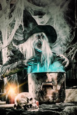 Bir cadı büyü hazırlanıyor. Halloween kılık. Korku filmi.